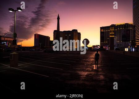 En Mann geht über ein Parkdeck und sieht auf die Skyline von Las Vegas, Las Vegas, USA Stockfoto