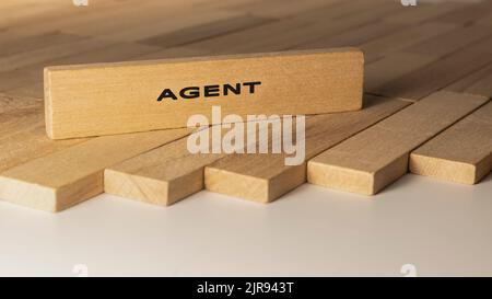 Agent auf Holzoberfläche geschrieben. Konzept aus Holzstäben. Stockfoto