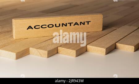 Buchhalter auf Holzfläche geschrieben. Konzept aus Holzstäben. Stockfoto