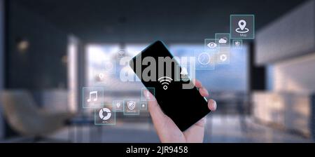 Man Hand Show Smartphone Smarth Home GUI steuern jeden Raum im Haus. Verwenden Sie den Smart-Screen-Smart-Home-Automatisierungsassistenten auf einem virtuellen Bildschirm und einem Stockfoto