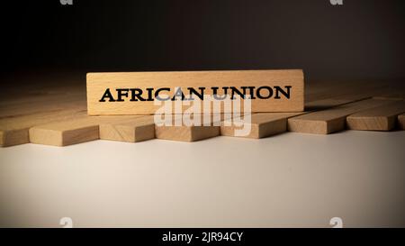 Afrikanische Union auf Holzfläche geschrieben. Konzept aus Holzstäben Stockfoto