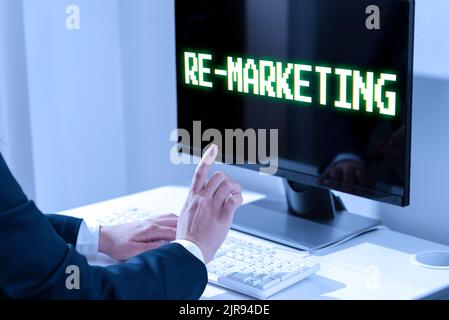 Schreiben mit Text Re Marketing. Wort für Strategie, um potenzielle Kunden auf Ihrer Website zu erreichen Frau tippt Updates auf Lap Top und zeigt Neu Stockfoto