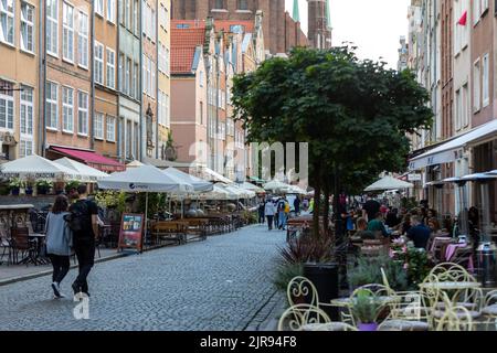 Danzig, Polen - 6. September 2020: Bierkneipen und Cafés in der Piwna Straße in Danzig Stockfoto