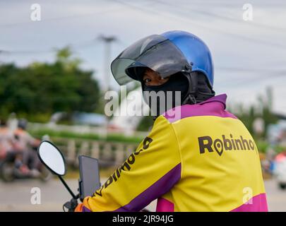 Lebensmittelzustellung mit dem Motorrad, aufgenommen in Pathumthani, Thailand. Stockfoto