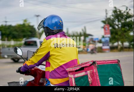 Lebensmittelzustellung mit dem Motorrad, aufgenommen in Pathumthani, Thailand. Stockfoto