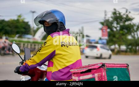 Lebensmittelzustellung mit dem Motorrad, aufgenommen in Pathumthani, Thailand. Stockfoto