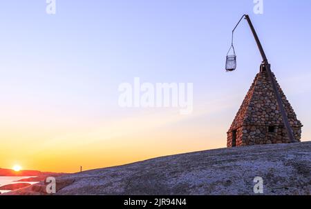 Sonnenaufgang am Ende der Welt - Vippefyr alter Leuchtturm in Verdens Ende in Norwegen Stockfoto