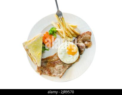 Stempelschnitt aus Schweinefleisch Steak mit Gabel, pommes frites, Spiegeleier, Toast auf weißem Teller, auf weißem isoliert. Stockfoto