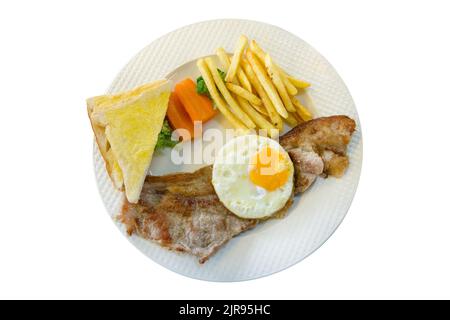 Gestanztes Schweinestiek mit pommes frites, Spiegeleier, Toast auf weißem Teller, auf weißem isoliert. Stockfoto