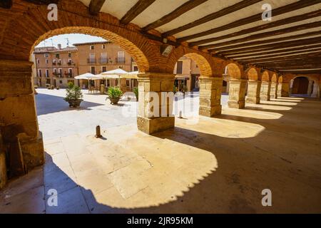 Blick auf eine Arkade in Los Arcos, Navarra, Spanien, Haupthaltestelle im Camino de Santiago Frances Stockfoto