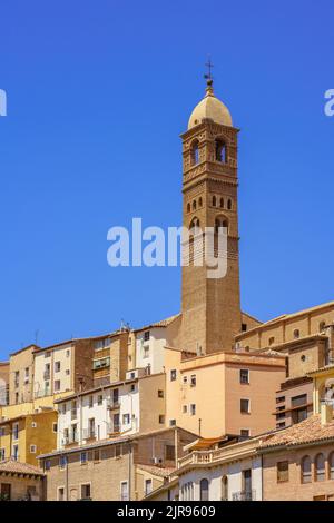 Blick auf die Altstadt von Tarazona mit dem Kirchturm der Heiligen Magdalena in Aragon, Spanien Stockfoto