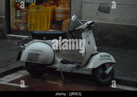 Ein italienischer Vespa-Roller parkte auf der Straße Stockfoto