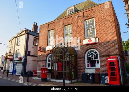 Holywell, Flintshire, Großbritannien: 14. August 2022: Das Postamt in der kleinen Marktstadt Holywell in nordwales Stockfoto
