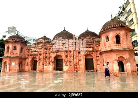 Dhaka. 23. August 2022. Ein Hausmeister reinigt den Innenhof der Sat Gambuj Moschee in Dhaka, Bangladesch, 22. August 2022. Quelle: Xinhua/Alamy Live News Stockfoto