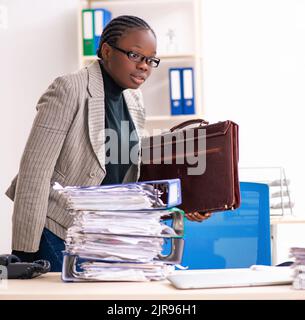 Schwarze weibliche Mitarbeiter mit übermäßiger Arbeit unzufrieden Stockfoto