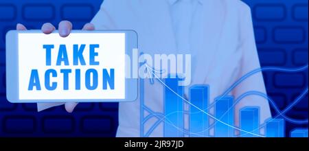 Schild mit der Anzeige „Maßnahmen ergreifen“. Wort geschrieben über die Unterstützung, was Sie sagen, nicht nur Worte, sondern durch Beweise Woman Showing Cellphone von Digital Graphics und Stockfoto