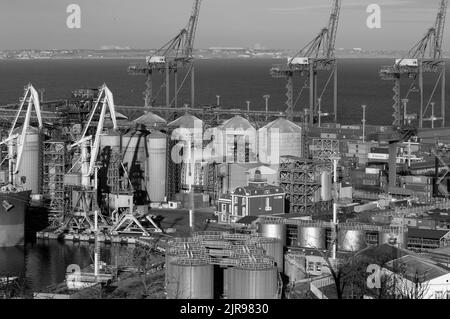 ODESSA, UKRAINE-27. NOVEMBER 2021: Odessa Handelshafen in Friedenszeiten 4 Monate vor Kriegsbeginn mit Russland. Schiffskräne, Lagerhäuser, Tanker Stockfoto