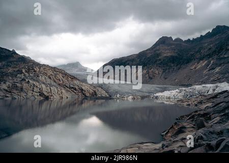 Der Rhône-Gletscher ist ein Gletscher in den Schweizer Alpen und die Quelle des Flusses Rhône und einer der Hauptverursacher des Genfersees. Stockfoto