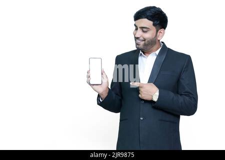 Zeigt mobile leere Bildschirm in Anzug männlichen Modell. Stockfoto