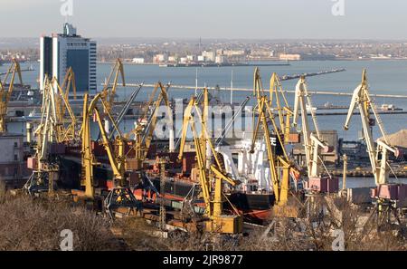 ODESSA, UKRAINE-27. NOVEMBER 2021: Odessa Handelshafen in Friedenszeiten 4 Monate vor Kriegsbeginn mit Russland. Schiffskräne, Lagerhäuser, Tanker Stockfoto