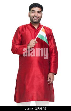 Indischer Junge in Kurta mit indischer Nationalflagge und Patriotismus, isoliert stehend. Stockfoto