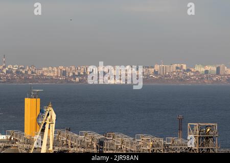 ODESSA, UKRAINE-27. NOVEMBER 2021: Odessa Handelshafen in Friedenszeiten 4 Monate vor Kriegsbeginn mit Russland. Schiffskräne, Lagerhäuser, Tanker Stockfoto