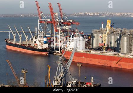 ODESSA, UKRAINE-27. NOVEMBER 2021: Odessa Handelshafen in Friedenszeiten 4 Monate vor Kriegsbeginn mit Russland. Schiffskräne, Lagerhäuser, Tanker Stockfoto