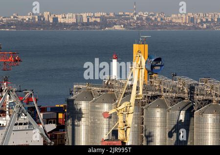 ODESSA, UKRAINE-27. NOVEMBER 2021: Odessa Handelshafen in Friedenszeiten 4 Monate vor Kriegsbeginn mit Russland. Schiffskräne, Lagerhäuser, Tanker Stockfoto