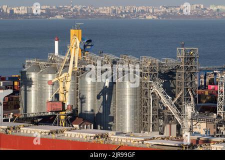 ODESSA, UKRAINE-27. NOVEMBER 2021: Odessa Handelshafen in Friedenszeiten 4 Monate vor Kriegsbeginn mit Russland. Schiffskräne, Lagerhäuser, Tanker Stockfoto