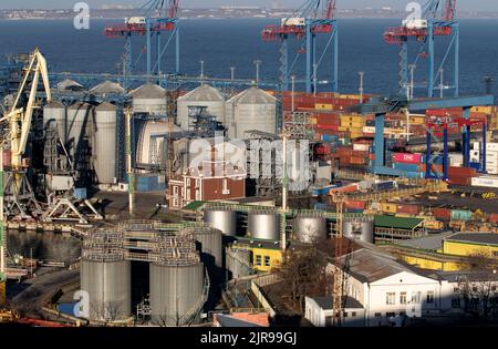 ODESSA, UKRAINE-27. NOVEMBER 2021: Odessa Handelshafen in Friedenszeiten 4 Monate vor Kriegsbeginn mit Russland. Schiffskräne, Lagerhäuser, Tanker Stockfoto