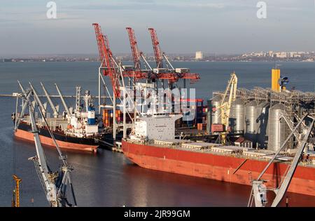 ODESSA, UKRAINE-27. NOVEMBER 2021: Odessa Handelshafen in Friedenszeiten 4 Monate vor Kriegsbeginn mit Russland. Schiffskräne, Lagerhäuser, Tanker Stockfoto