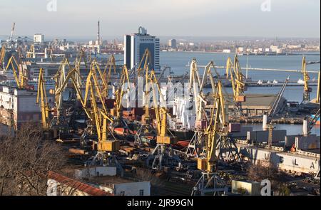 ODESSA, UKRAINE-27. NOVEMBER 2021: Odessa Handelshafen in Friedenszeiten 4 Monate vor Kriegsbeginn mit Russland. Schiffskräne, Lagerhäuser, Tanker Stockfoto