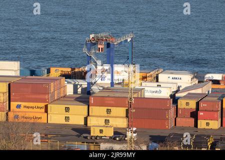 ODESSA, UKRAINE-27. NOVEMBER 2021: Odessa Handelshafen in Friedenszeiten 4 Monate vor Kriegsbeginn mit Russland. Schiffskräne, Lagerhäuser, Tanker Stockfoto