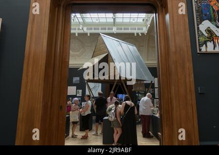 Ein Blick auf das Kunstwerk Tiny House der Künstlerin Marina Tabassum, ausgestellt auf der Sommerausstellung 2022 in London an der Royal Academy of Arts Stockfoto