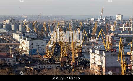 ODESSA, UKRAINE-27. NOVEMBER 2021: Odessa Handelshafen in Friedenszeiten 4 Monate vor Kriegsbeginn mit Russland. Schiffskräne, Lagerhäuser, Tanker Stockfoto