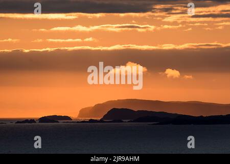 Blood Red Sky in the Bay of Aird, Uig, Lewis, Isle of Lewis, Hebrides, Äußere Hebriden, Westliche Inseln, Schottland, Vereinigtes Königreich, Großbritannien Stockfoto
