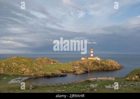 Eilean Glas Lighthouse auf Rocky Cliffs, Scalpay, Isle of Scalpay, Hebriden, Äußere Hebriden, Western Isles, Schottland, Vereinigtes Königreich Stockfoto