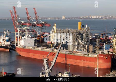ODESSA, UKRAINE-27. NOVEMBER 2021: Odessa Handelshafen in Friedenszeiten 4 Monate vor Kriegsbeginn mit Russland. Schiffskräne, Lagerhäuser, Tanker Stockfoto
