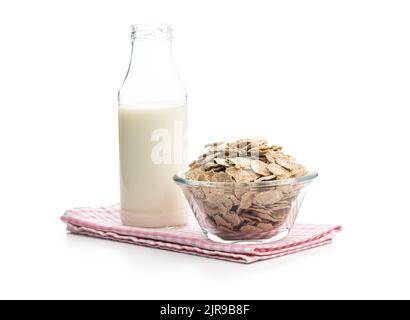 Vollkorngetreide und Milch. Vollkorngetreide Frühstückscerealien auf weißem Hintergrund isoliert. Stockfoto