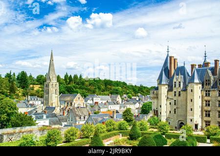 Das Schloss Langeais (Château de Langeais) und die mittelalterliche Kirche Eglise Saint-Laurent im Loire-Tal, Frankreich Stockfoto