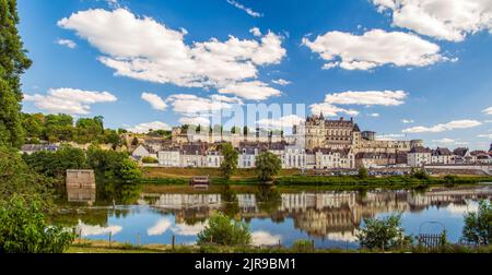 Amboise auf Loire-Tal in Frankreich Panorama der Stadt mit Fluss und Schloss Stockfoto