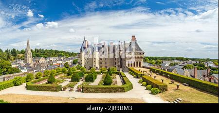 Das Schloss Langeais (Château de Langeais) und die mittelalterliche Kirche Eglise Saint-Laurent im Loire-Tal, Frankreich Stockfoto