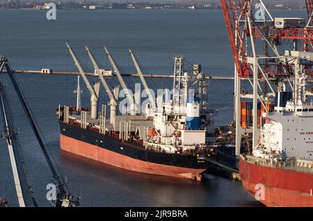 ODESSA, UKRAINE-27. NOVEMBER 2021: Odessa Handelshafen in Friedenszeiten 4 Monate vor Kriegsbeginn mit Russland. Schiffskräne, Lagerhäuser, Tanker Stockfoto