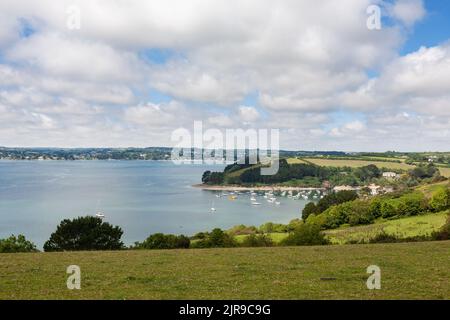 Jachten liegen in St. Just Pool, einer Bucht auf Carrick Roads, auch bekannt als Fal River Mündung, Roseland Peninsula, Cornwall, Großbritannien Stockfoto