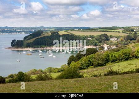 Jachten liegen in St. Just Pool, einer Bucht auf Carrick Roads, auch bekannt als Fal River Mündung, Roseland Peninsula, Cornwall, Großbritannien Stockfoto