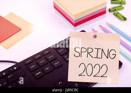 Konzeptionelle Bildunterschrift Frühjahr 2022. Business Schaufenster Zeit des Jahres, wo Blumen nach der Wintersaison steigen Computer Tastatur und Symbol.Informationen Stockfoto