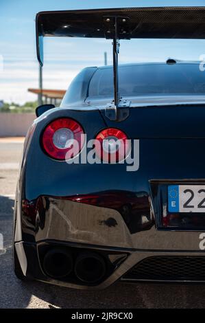 Vertikale Nahaufnahme eines schwarzen Nissan GT-R R35 im Heck Stockfoto