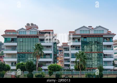 Neue Wohnanlage in Tosmur, Alanya am Ufer des Flusses. Immobilien in der Südtürkei. Stockfoto