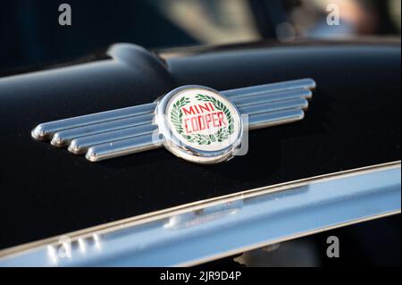 Eine Nahaufnahme eines Emblems eines schwarzen Mini Cooper Vintage Stockfoto