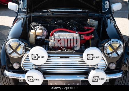 Ein Detail eines alten schwarzen Mini Cooper mit offener Kapuze Stockfoto